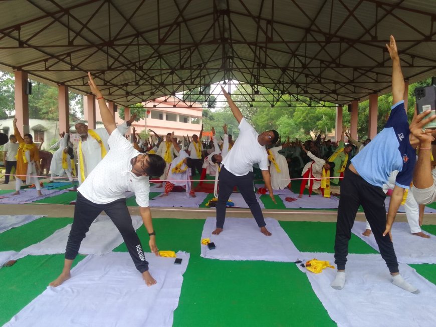 "उपायुक्त नमन प्रियेश लकड़ा ने अंतरराष्ट्रीय योग दिवस पर सर जे सी बोस उच्च विद्यालय में योगासन किया"