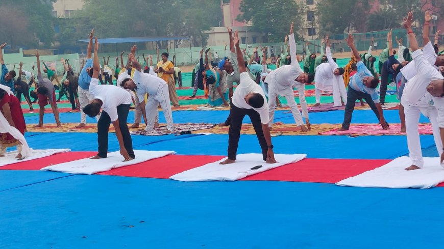 लातेहार जिला खेल स्टेडियम में आयोजित योग शिविर ने जगाई स्वस्थ जीवन की जागरूकता