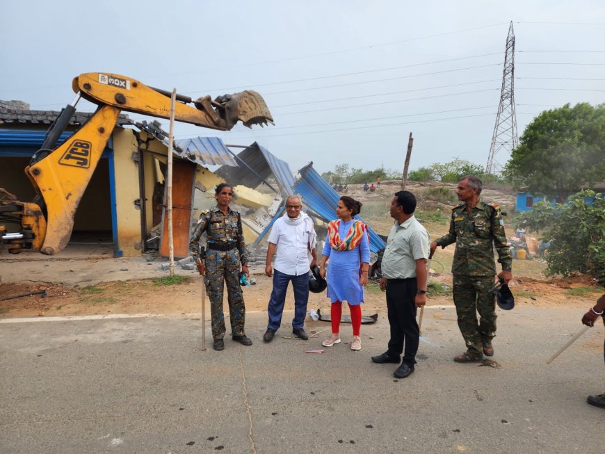 अतिक्रमणकारियों के खिलाफ जमशेदपुर में जिला प्रशासन ने करवाई कर सरकारी जमीन को खाली कराया।