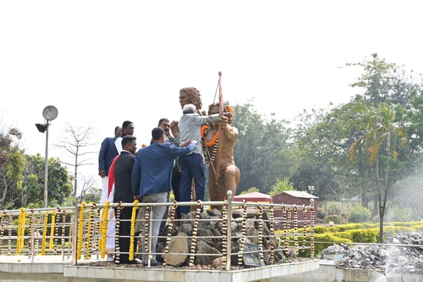 चम्पाई सोरेन ने शहीद सिदो कान्हू उद्यान परिसर माल्यार्पण किया 